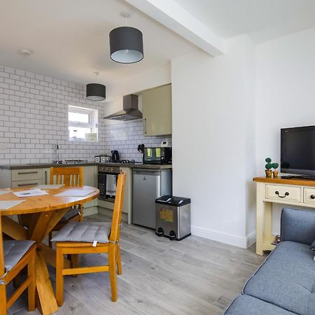 휘틀리 Ground Floor Flat With Parking, Sleeps 3 아파트 외부 사진