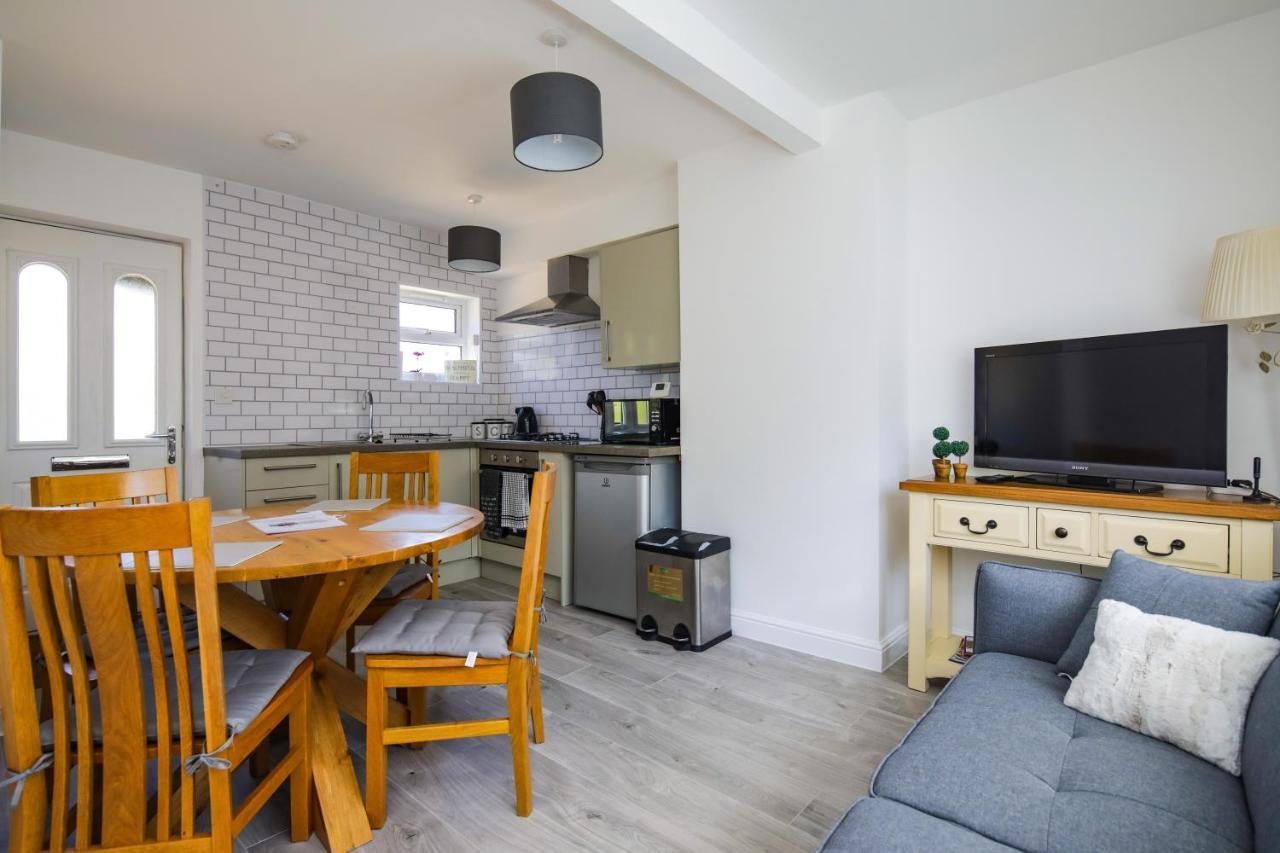 휘틀리 Ground Floor Flat With Parking, Sleeps 3 아파트 외부 사진